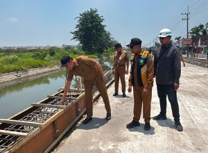 Bupati Subandi Sidak Betonisasi Jalan Kebonagung-Kemasan Krian,Pembetonan Siap