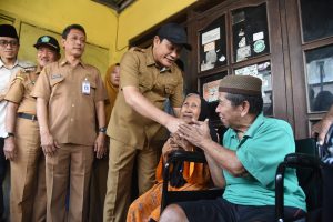 Dua Warga Krian Dikunjungi Bupati Subandi, Bersyukur Dibantu Kursi Roda dan Perbaikan Rumah
