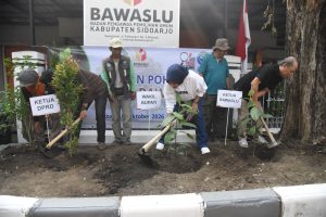 Simbol Integritas Pemkab, DPRD dan Bawaslu, Wabub Mimik Tanam Pohon Manggis dihalaman Bawaslu