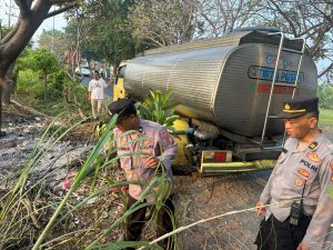 Polsek Buduran Gerak Cepat Tangani Kebakaran Lahan di Prasung