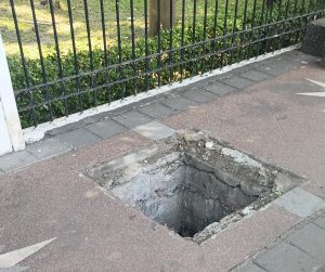 Trotoar Tanpa Tutup di Samping Kantor Pemkab Sidoarjo